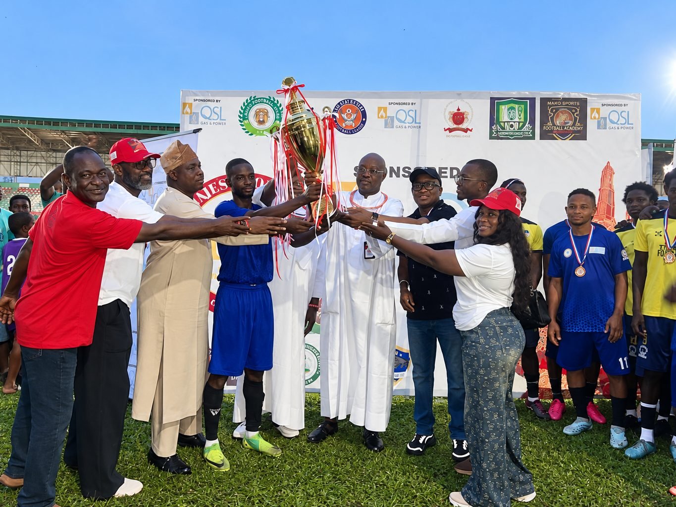 Teams, officials and dignitaries with the trophy at the Royal Grand Finale